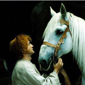 Princ Bajaja: Mladý princ Bajaja (Ivan Palúch) se po smrti rodičů vydává do světa. Tam potká mluvícího koně a zamiluje se do princezny Slavěny (Magda Vašáryová). 