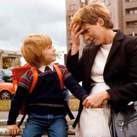 Bota jménem Melichar: Malý Honza sní o tom, že propadne zpět do své milované školky. Jeho sestra Jolanka má zase trápení s první láskou.