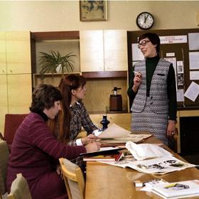 Původní scénář byl prý velmi kritický, odehrával se ve škole, která byla špatně projektovaná a neustále v ní probíhají opravy.