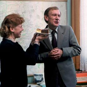 Všichni musí být v pyžamu: Řehoř Maršíček se po infarktu rozhodne vzít místo revizora nemocných. To ale ještě neví, že ho budou čekat daleko větší nervy než v původním zaměstnání. 