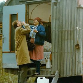 Hlavní hrdina v podání Františka Husáka kvůli novému zaměstnání propadne alkoholu.