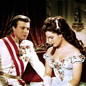 Snímek Sissi se měl původně natočit o něco dříve a s Gretou Garbo. Ta to však odmítla.