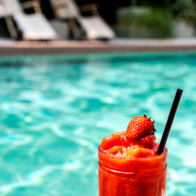 Pro jahodové smoothie si připravíme dva hrnky jahod, jablko, mátu a šťávu z limetky. Všechno to rozmixujeme na vyšších otáčkách, aby byl výsledek krásně hladký. Můžeme přidat také kostky ledu a ozdobit jahodou vcelku.