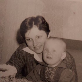 Poznali byste v té malé holce budoucí úspěšnou herečku Vlastinu Svátkovou?