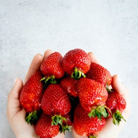 Z jahod lze udělat báječnou chladivou polévku do horkých dnů. Postačí rozmixovat hrst jahod se studeným mlékem.