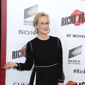 Na newyorskou premiéru filmu Nikdy není pozdě vynesla Streep róbu od Valentina.