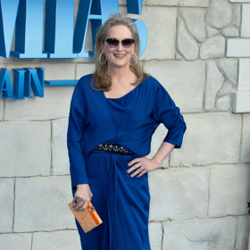 Koktejlové šaty Marni v barvě královské modři doplněné černým zdobeným páskem si Meryl oblékla na britskou premiéru filmu Mamma Mia! Here We Go Again.