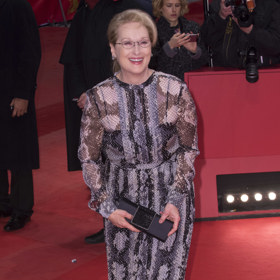 Na berlínské premiéře filmu Ave, Caesar! zazářila Meryl v šatech s hadím vzorem značky Prada.
