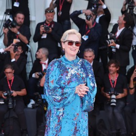 Róbu s dlouhým rukávem značky Givenchy představila Streep na filmovém festivalu v Benátkách.