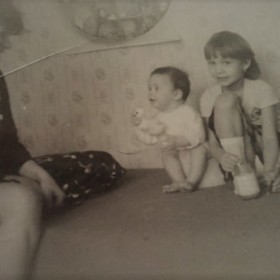 Maminka Veroniky Arichtevy s Veronikou a sourozencem.