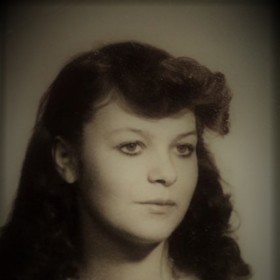 Maminka Veroniky Arichtevy.