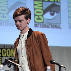 Umí hrát na kytaru, baskytaru a bicí.