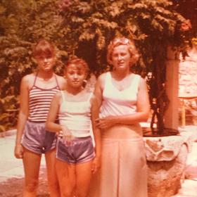 Markéta Mayerová s maminkou a sestrou