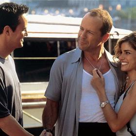 Můj soused zabiják: Nicholasův život je jedno velké utrpení. Pracuje v zadlužené zubařské ordinaci a každý den musí snášet příšernou ženu a ještě horší tchýni. Jednoho dne se ale vedle něj nastěhuje Jimmy. Nicholas je rád, že konečně našel někoho normálního...