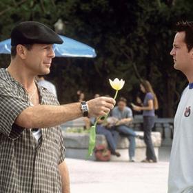 Majitelé domů, kde bydleli hlavní postavy komedie Můj soused zabiják, se mohli radovat. Za propůjčení nemovitostí na jeden měsíc získali odměnu padesát tisíc dolarů. 