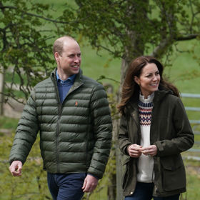 Vévodkyně Kate nejčastěji nosí utility bundu k džínům a kozačkám.