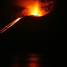Erupce sopky Krakatoa pod pláštíkem noci.