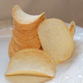 Fredric Baur byl průkopníkem v oblasti stravování a skladování. Vděčíme mu mimo jiné za chipsy Pringles. Ty miloval natolik, že své rodině poručil, aby jeho popel uložila do jedné ze slavných tub. Doufejme, že nešla omylem do prodeje...