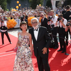 Zahajovací ceremoniál karlovarského filmového festivalu v roce 2015 zastihl Andreu Bartoškovou v této květované róbě.
