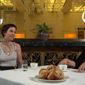 Nela Moravcová přijala pozvání Milušky Bittnerové do pořadu Na kafeečko.