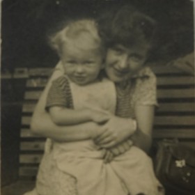 Kateřina Macháčková v náručí své maminky.