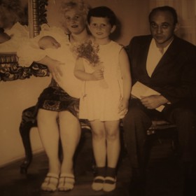 Alena Mihulová s maminkou, tatínkem a sestrou.