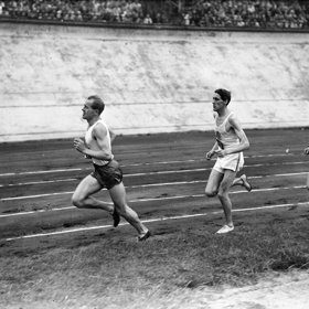 Legendou se však stal na olympijských hrách v Helsinkách, kde získal zlatou medaili v běhu na pět a deset kilometrů a v maratonu. Tím také překonal tehdejší olympijské rekordy. 