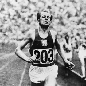 V roce 1944 pokořil český rekord v běhu na 2000, 3000 a 5000 metrů.