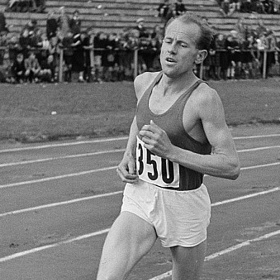 V roce 1948 vyhrál v Londýně běh na deset kilometrů. 