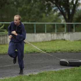 Václav Neužil se na roli Emila Zátopka připravoval pět let. Vedl ho reprezentační atletický trenér Jan Pernica.