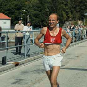 Václav Neužil shodil kvůli roli sedm kilo. Maskéři mu pak vyrobili Zátopkovo typické ustupující čelo a vlasy.