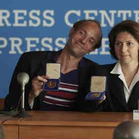 Danu Zátopkovou si zahrála Martha Issová, životní partnerka režiséra snímku Davida Ondříčka.