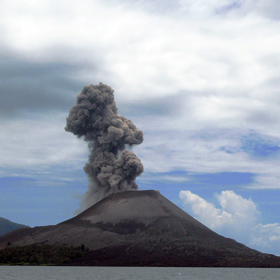 Vulkanická aktivita sopky Krakatoa v roce 2008. 
