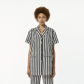 Pruhované pyžamo Victoria Beckham, 3400 Kč
