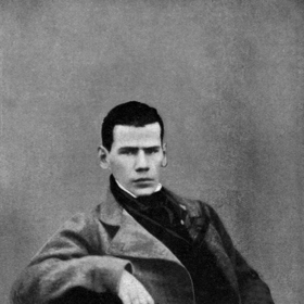 Tolstoj byl v mládí pěkné kvítko. Nedokončil studium a holdoval alkoholu, hazardu a velmi častým milostným radovánkám.