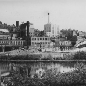 Toho si všimla i firma Kimberly-Clark a začala vyrábět do plynových masek speciální vložky. Po válce zůstaly vložky ležet ve skladech. Firma je proto trochu poupravila a začala prodávat jako dámské ubrousky. Lidé je ale začali využívat jako jednorázové kapesníky. A tak vznikl současný Kleenex. 