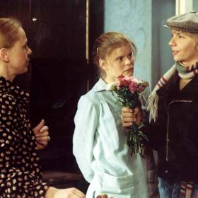 Film vznikl na motivy divadelní hry Ó domove, domove sladký, která se hrála v Divadle na Vinohradech.