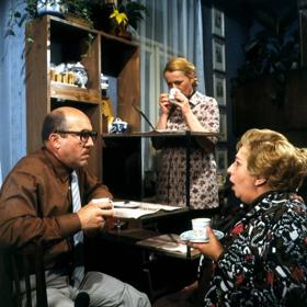 Ten svetr si nesvlíkej: Rodinu Novákých drží zkrátka pedantský otec. Jeho manželka mu to toleruje, k šílenství ji ale přivádějí tchyniny nečekané návštěvy.