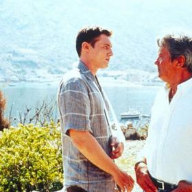 Fabio Montale: Alain Delon hraje policistu, který musí čelit marseillské mafii. Buď najde novinářku Babettu a všechny materiály, jenž má proti tomuto zločineckému syndikátu, nebo začnou umírat lidé, kteří jsou mu nejbližší. 