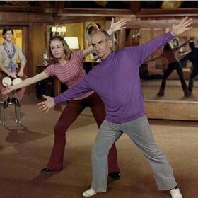 Piti Piti Pa: Slavný choreograf Evans musí uhlídat skupinu krásných tanečnic před svody lásky.