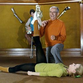 ...druhá verze je v originále a zvukovou složku tvoří pouze zvuky Louise de Funèse.