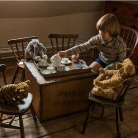 ...díky synovým hračkám napíše dětskou knihu o Medvídkovi Pú.