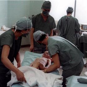 ...chce operovat malého Víťu, jenž má, dle ostatních lékařů, neodstranitelný nádor mozku.