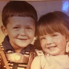 Pavlína Mourková jako dítě se svým bratrancem.