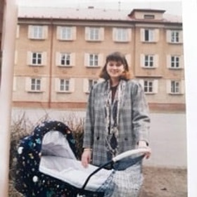 Maminka Terezy Těžké s kočárkem a malou dcerkou.