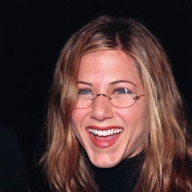 Únor 1998 - Jennifer dala fénu dovolenou a vyrazila na premiéru filmu Přátelé.