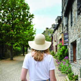 Jeunne femme à La Gacilly.