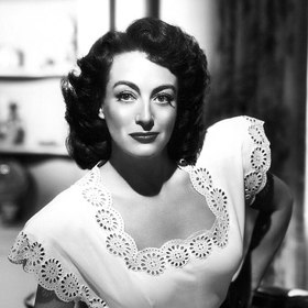 Joan Crawford nechodila v opilosti pro ránu daleko. Její dcera Christina se u ní rozhodně necítila bezpečně.
