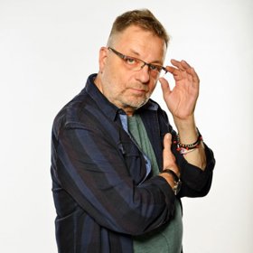 Milan Šteindler si v Dvojce na zabití zahrál vyšetřovatele Dlouhého. Rád sedí u svého stolu a čeká, až skončí pracovní doba. Má slabost pro dámské nohy.