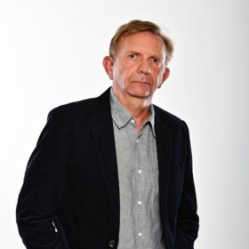 Miroslav Vladyka představuje v seriálu Dvojka na zabití šéfa oddělení vražd Koudelku. Je unavený životem a jeho podřízení mu moc nepomáhají.